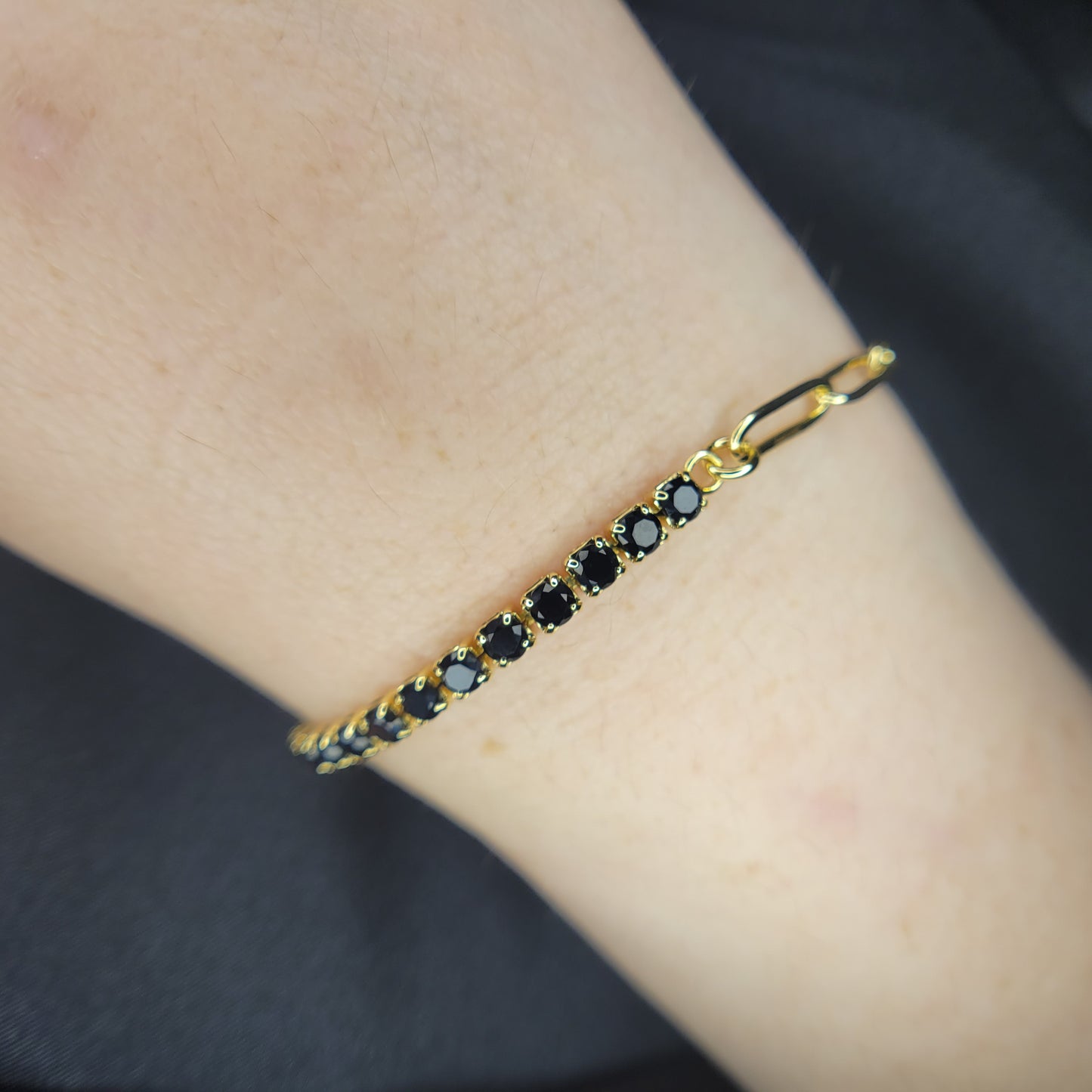 Pulsera de Zafiro Negro - Materiales Mixtos / Zafiro / Acero Inoxidable / Textura