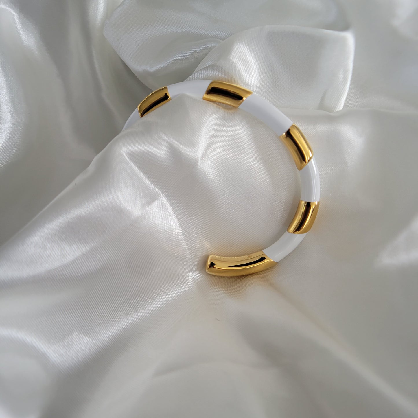 Brazalete de tiras - Blanco / Negro / Dorado / Acero inoxidable