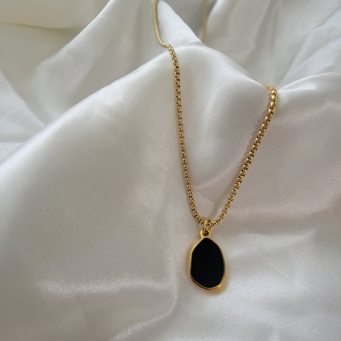 Collar colgante negro orgánico - Unisex / Negro y oro / Acero inoxidable