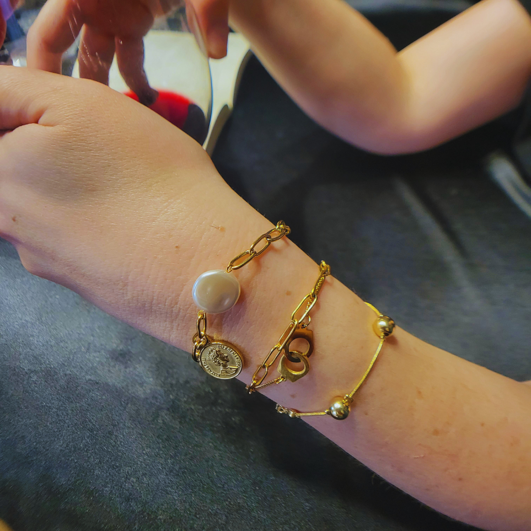 Pulsera Medallón y Perlas - Acero Inoxidable