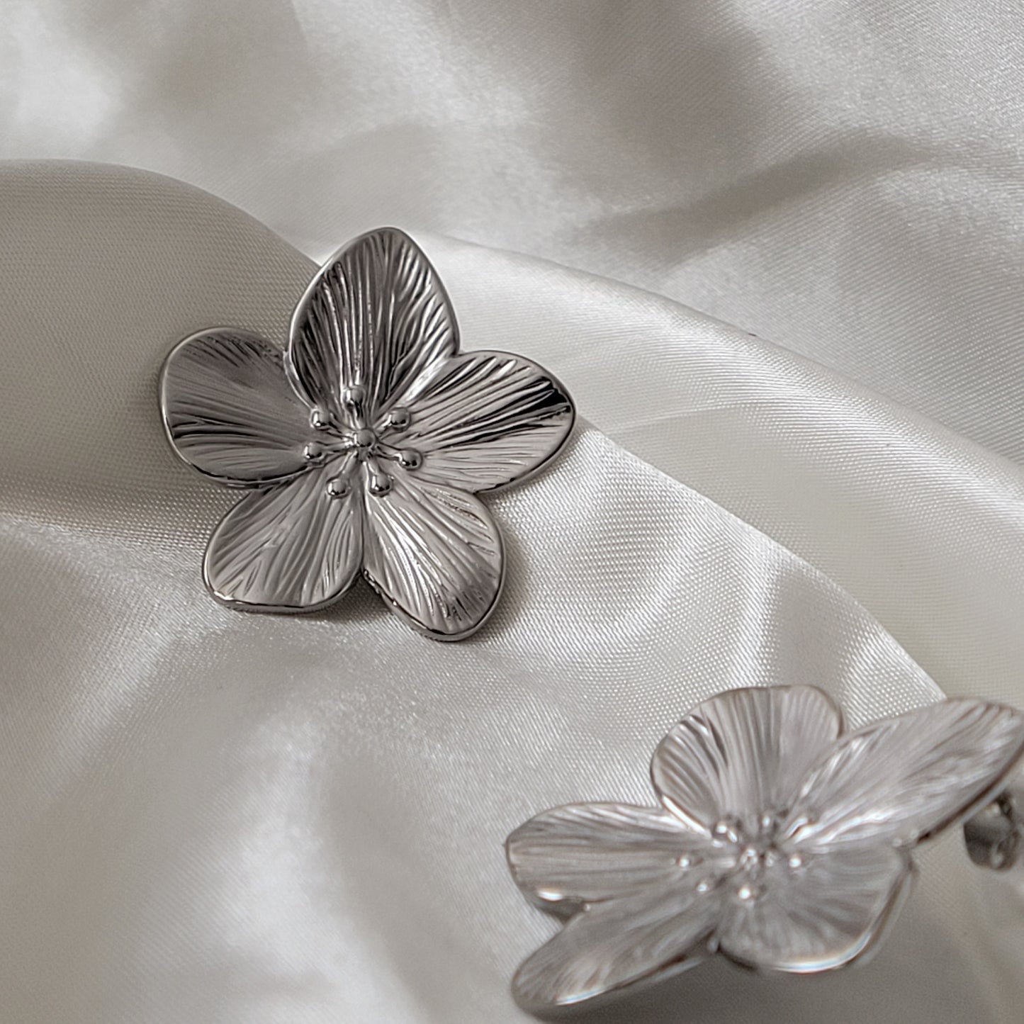 Stud de flor de plata - Pendiente / Acero inoxidable