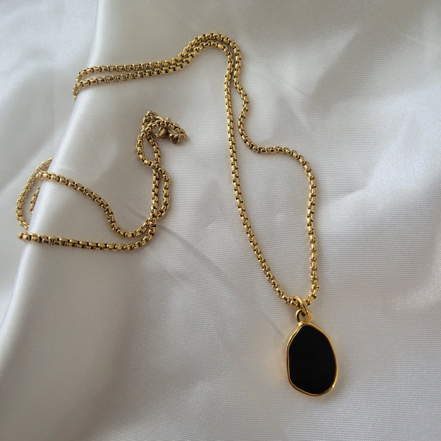 Collar colgante negro orgánico - Unisex / Negro y oro / Acero inoxidable