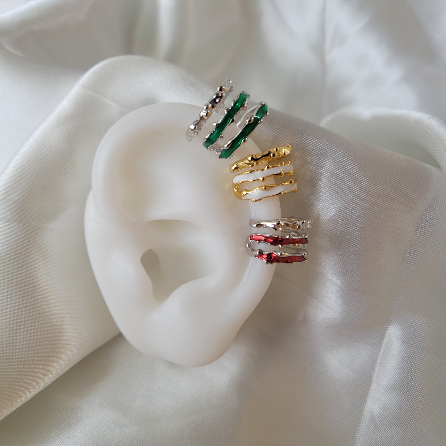 Ear Cuff de tres líneas - Plata y verde / Plata y rojo / Blanco y oro